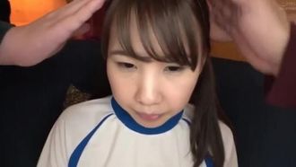 小小的身體讓你想操它。搖晃的乳房和極其敏感的尖叫剃光貓 CM 日向 AV 首次亮相