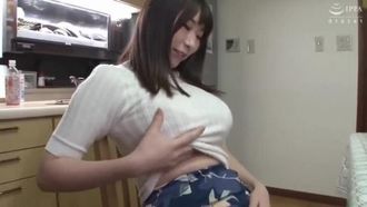 我的邻居是一个荡妇巨乳寡妇！ 2 当我去隔壁房间打招呼的时候，我看到一个女孩没有穿胸罩，炫耀着她的巨乳，竭尽全力地展示着她的沮丧。