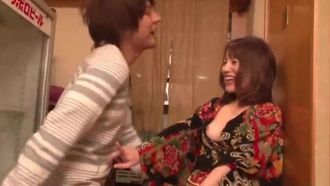 旦那に内緒のアルバイト セクシー居酒屋店員 りこ 本田莉子