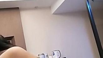 東北地方のインターネット有名人ティエチュイ姉妹は、オオカミのファンとチャットし、義理の弟は射精する前に少なくとも40分間セックスをしたと語った。彼女は義理の弟とセックスする前に下着やブラジャーを着けたことは一度もなかった。対話はとても刺激的でした 1
