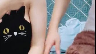 ネットセレブの美人キャスターが仕事帰りに鍵を忘れて向かいの家で母親の帰りを待っている間に隣人をわざと誘惑してセックスするというプロットを演じる！