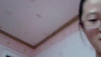 毛的都没长出来的极品高中眼睛嫩妹就玩全裸自拍扣屁眼身材不错奶子粉红1