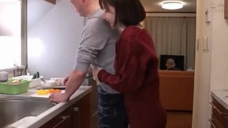 和 S-chan 住在一起，無論是做愛還是不做愛時，S-chan 都會不斷地挑逗我的乳頭，讓我的乳頭保持鬆脆的深田英美