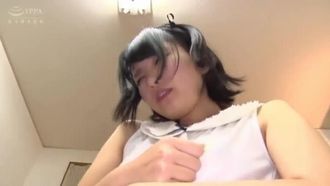 美麗的女孩，小乳房和剃光貓 Maika Nizumi