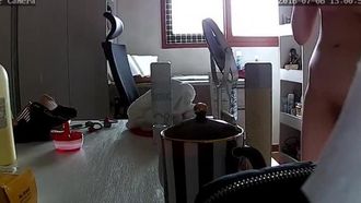 偷拍奶子整得很漂亮的美眉洗澡出來搽保養品