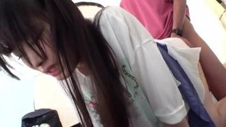 300MIUM-460 【ぐしょ濡れパイパンJD】サラサラの髪！可愛い声！色白で華奢な手足！保育士を目指すりかちゃんは誰もが認める正統派美少女！！⇒妄想が趣味！？道行く男は全員●●に！？⇒Hの経験が少