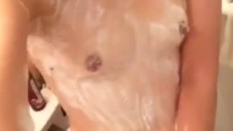 超可愛蘿莉萌妹子洗澡時激情自慰叫聲動人強烈推薦