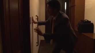 我想讓你聽聽我關於筱崎環奈被欺騙的故事，她是一個被我叔叔的大雞巴偷走的妻子，她在收到一張原始色情卡的帕奇專業人士的世界裡被寵壞了。
