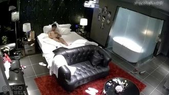 水滴カメラで盗撮：テーマホテルの高級スイートルームでメガネ男子同級生が映画鑑賞