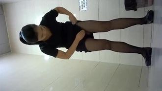 [Secret Photography] A panoramic candid shot of the women's restroom in a shopping mall was leaked from an external website. Two of the shopping malls were selling black stockings.
