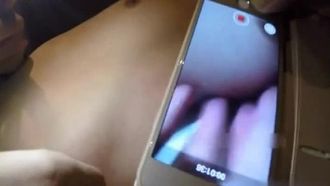 哀れな男が白いTシャツを着た長髪の美女とデートをし、夜に屋外のバーベキュー屋台で酒を飲む。