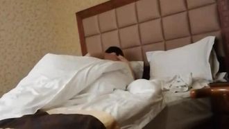 부유한 사업가의 상사는 학력이 높고, 키가 크고, 섹시하고, 예쁜 외국 회사의 사무직 여성과 호텔에서 섹스를 합니다. 그녀는 성품이 좋고, 섹스하는 소리가 너무 유혹적입니다. 오르가즘이 연속으로 2번 나옵니다. 대화가 명확하고 훌륭합니다.