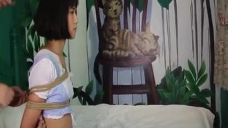 あむちゃんの二次元美少女絆体験！ストッキングを履いた美脚をもがいてひねって遊ぶ_