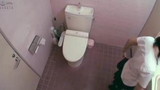 隠し撮り 激カワ女子○生の潮吹きトイレオナニー傑作選