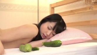 脹らむ股間に興味深々。思春期女子と黒人家庭教師。 あやめ陽菜