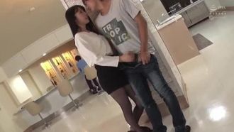 WANZ-918 來看樣品屋時偷偷中出誘惑 妻子在附近對我呢喃搞痴女玩法。 蕾