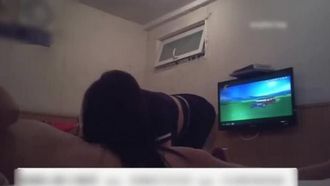魅力的な若い女性は、夫をおんぶして入浴センターでマッサージを受けていたとき、ペニスに出会いました。