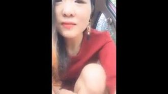 【國產自拍】戶外紅色洋裝透視露毛內內 憋不住下車尿尿很成熟有氣質的美女