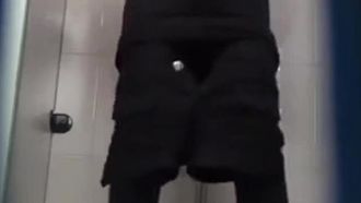 【トイレ盗撮】ショッピングモールのトイレでトイレでおしゃべりする姉妹を撮影
