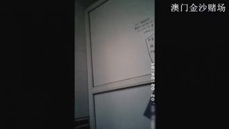 【トイレ盗撮】国内芸能人が大学の女子トイレに忍び込み美女数名を至近距離で隠し撮り
