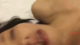 《迷奸》白嫩漂亮美女被男网友迷晕 酒店各种蹂躏虐玩后啪啪