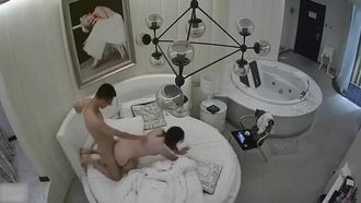 【ホテル盗撮】焦らした後に下着を脱いで強引に挿入