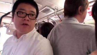 満員バスで若妻のプリ尻に勃起チ○ポを押しつけたら、夫が横にいるのに拒まなかった。