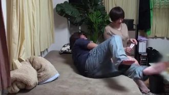 一位朴素、谦虚、整洁的妻子被带进来并被带走进行秘密拍摄，她说，“这不是我的意思”，但她用力的吻融化了，尽管她以女牛仔的姿势摇动臀部，但她还是那样。其实是处于一种不耐烦的状态。