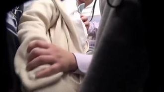 T- 在擁擠的列車上猥褻的女學生按捺不住高潮