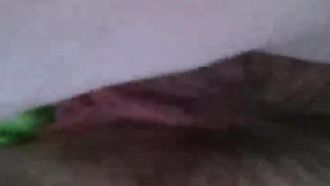 微拍清纯学生妹用黄瓜快速抽插自慰小穴真粉