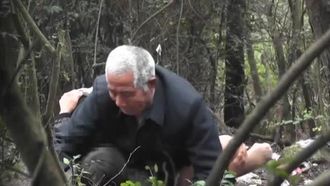 森の中の白髪の81歳男性
