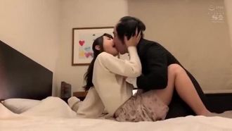 パパ活美少女は大好物の中年おやじと今日もねっとり濃厚な膣で感じるセックスをする 吉岡ひより