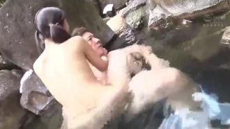我在男浴室遇到的兩個蕩婦，她突然強行用我的舌頭做愛，我無法抗拒，反覆射精。