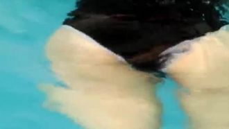 裏を見て！ 青山ローラ