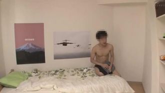 我美麗的鄰居在我門前撒了很多尿！ ？氣氛很尷尬，但她說她沒有鑰匙，所以她只好去我的房間…我暫時借你一套換洗的衣服吧。