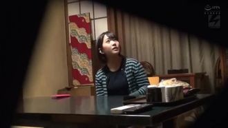 Shiho-chan, a super sensitive and beautiful hot spring reporter who is gaining popularity on a famous video site, has released an AV video of her having natural orgasms flowing while taking a mixed bath. Nampa JAPAN