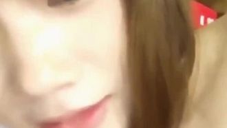 5468-예쁜 귀여운 소녀가 흡연, 보지 노출 및 오줌 누는 비디오 쇼를 수행합니다.
