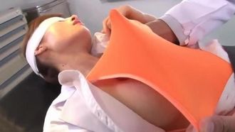 高腿強行脫衣～美女女醫生被咬後羞愧扭動～林尤奈