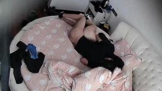 5222-漂亮的大學美女被男友撲倒扯掉褲子強行啪啪,操