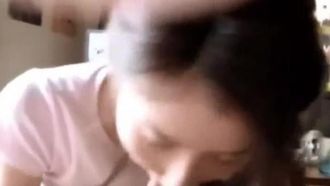 5240-漂亮小妹盡情的施展口交技術,兩下功夫就招架不