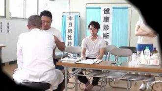 满是男人的体检里只有一个女人！我可以假装成男人去体检吗？街头被搭讪的美丽巨乳女大学生，没穿胸罩裤就偷偷溜进会场！公开性骚扰检查脸红