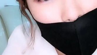 美しい気質を持つ美しいホストとセックスパートナーが素晴らしいセックスショーをします。最初にオナニーをし、次にオーラルセックスをします。