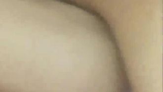 学生服を着た赤い乳首の女の子がバイブで遊んでマンコを犯す。彼女の友達がやって来て彼女にフェラをする。