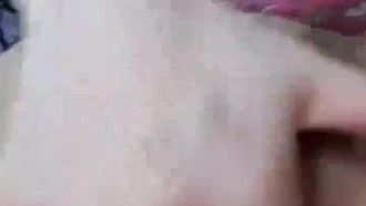 家に一人でいるスケベな女の子はバニーガールの衣装を着ていて、彼女の喘ぎ声はとても誘惑的です。