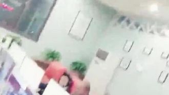 零零后小美女喝了一大杯饮料网吧勾搭正在上网的饿了么外卖