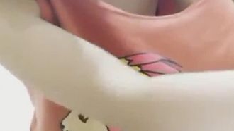 蘿莉美眉檸檬夜晚出擊勾搭兩個學生模樣小哥開房