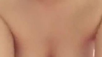 巨乳口罩妹子浴室洗澡揉搓大奶很是誘人洗完掰開逼逼給..