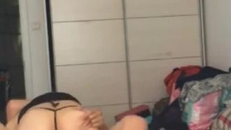 高速電車内でエッチな痴女と会話を拾い、セクシーな黒ストッキングランジェリーを着て、レンタルルームでセックス