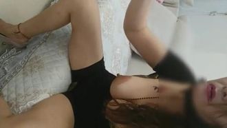 巨乳のセクシーな母親とその息子はまだその魅力を保っており、69の体位でイマラチオしたり舐めたり精液を飲み込んだりする