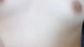 아름다운 소녀 알몸 유혹 쇼. 그녀는 의자에서 알몸을 벗고 그녀의 보지를 클로즈업합니다.